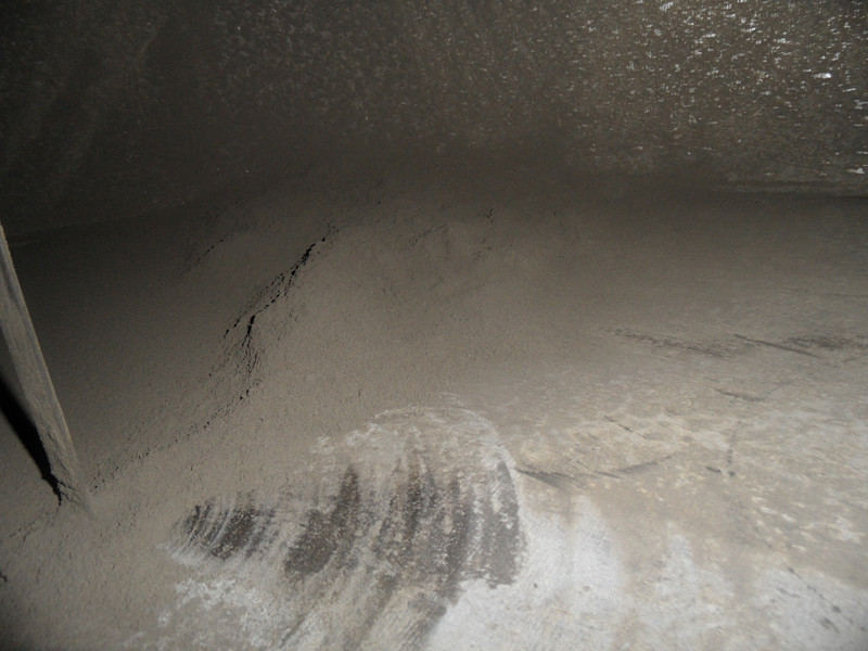 空调管道中的粉尘-空调风管清洗-集中空调清洗消毒